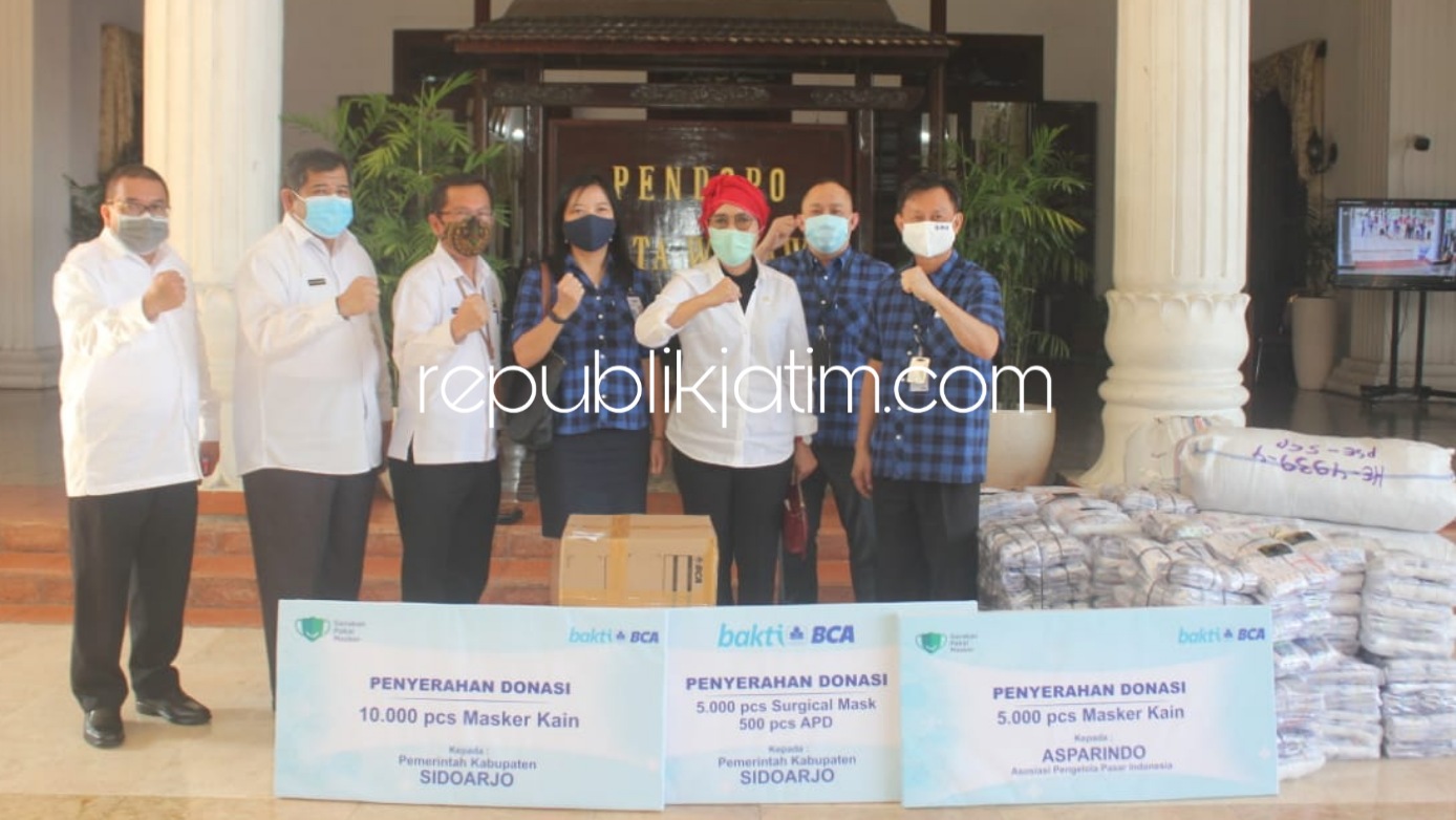 BANTUAN - Sekretaris Satgas Covid-19 Sidoarjo, Dwidjo Prawito menerima bantuan 15.00P masker dari Kantor Wilayah III BCA Jatim yang diserahkan di Pendopo Delta Wibawa, Rabu (19/08/2020).