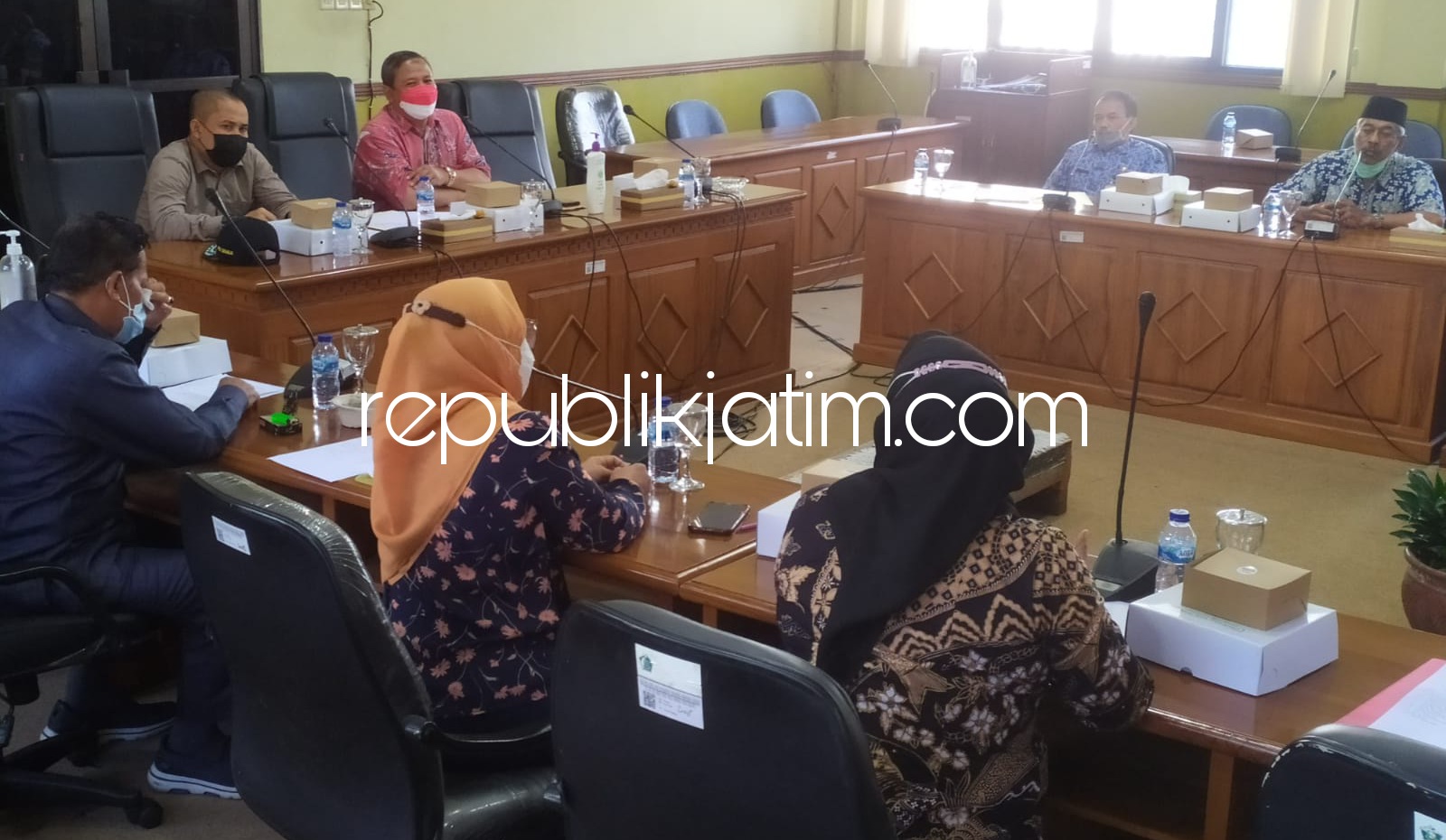NGADU - Sejumlah toko masyarakat (Tomas) Kecamatan Jabon mengadu ke anggota dan pimpinan Komisi C DPRD Sidoarjo soal jalan rusak dan tergenang air dibawa Viaduk Desa/Kecamatan Gempol, Kabupaten Pasuruan sebagai akses utama menuju Jabon, Rabu (18/08/2021).