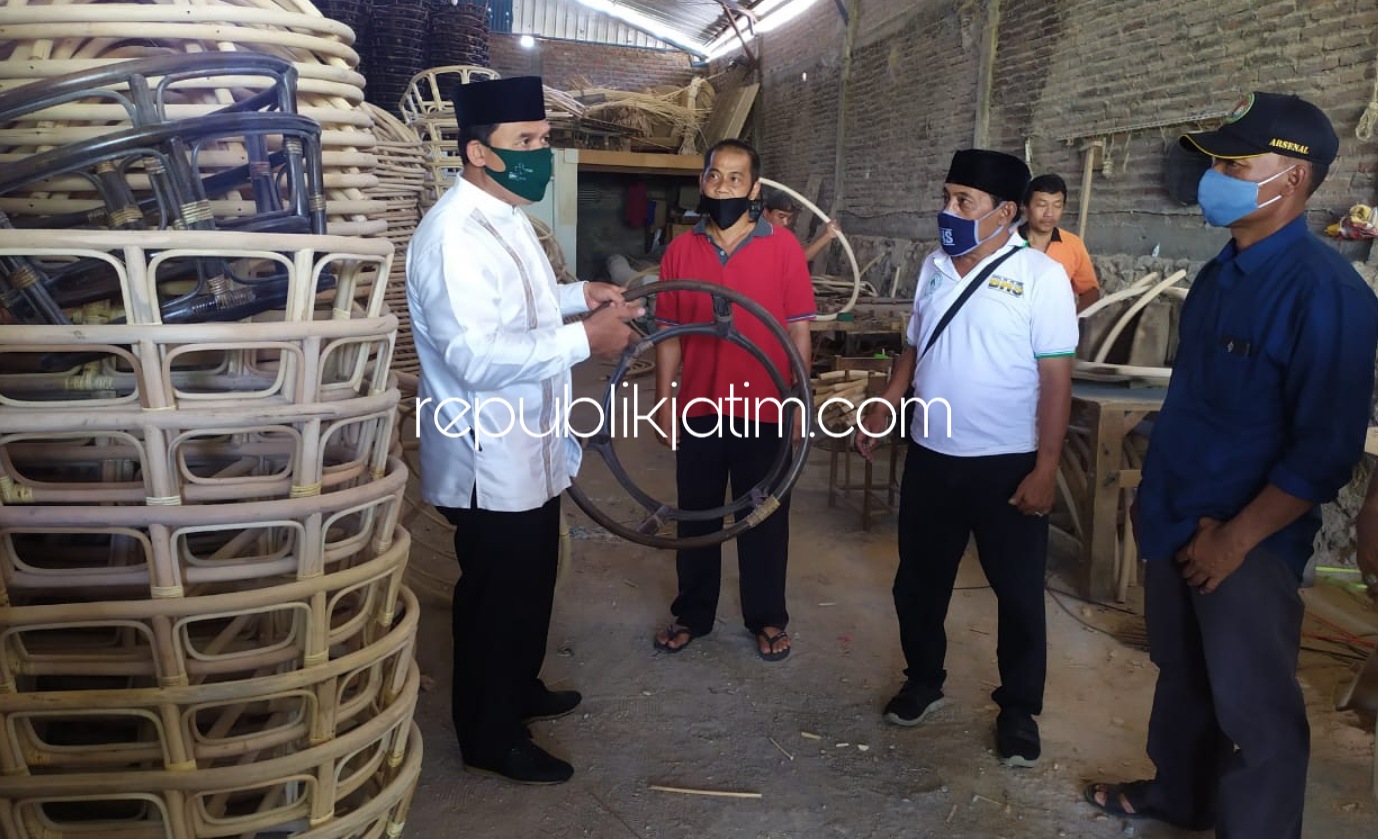 EKSPOR - Bacabup Sidoarjo, Bambang Haryo Soekartono (BHS) melihat langsung kondisi perusahaan mebeler penghasil meja kursi berbahan utama rotan milik Hari Santoso di Desa Pertapan Maduretno, Kecamatan Taman, Sidoarjo, Rabu (20/08/2020).