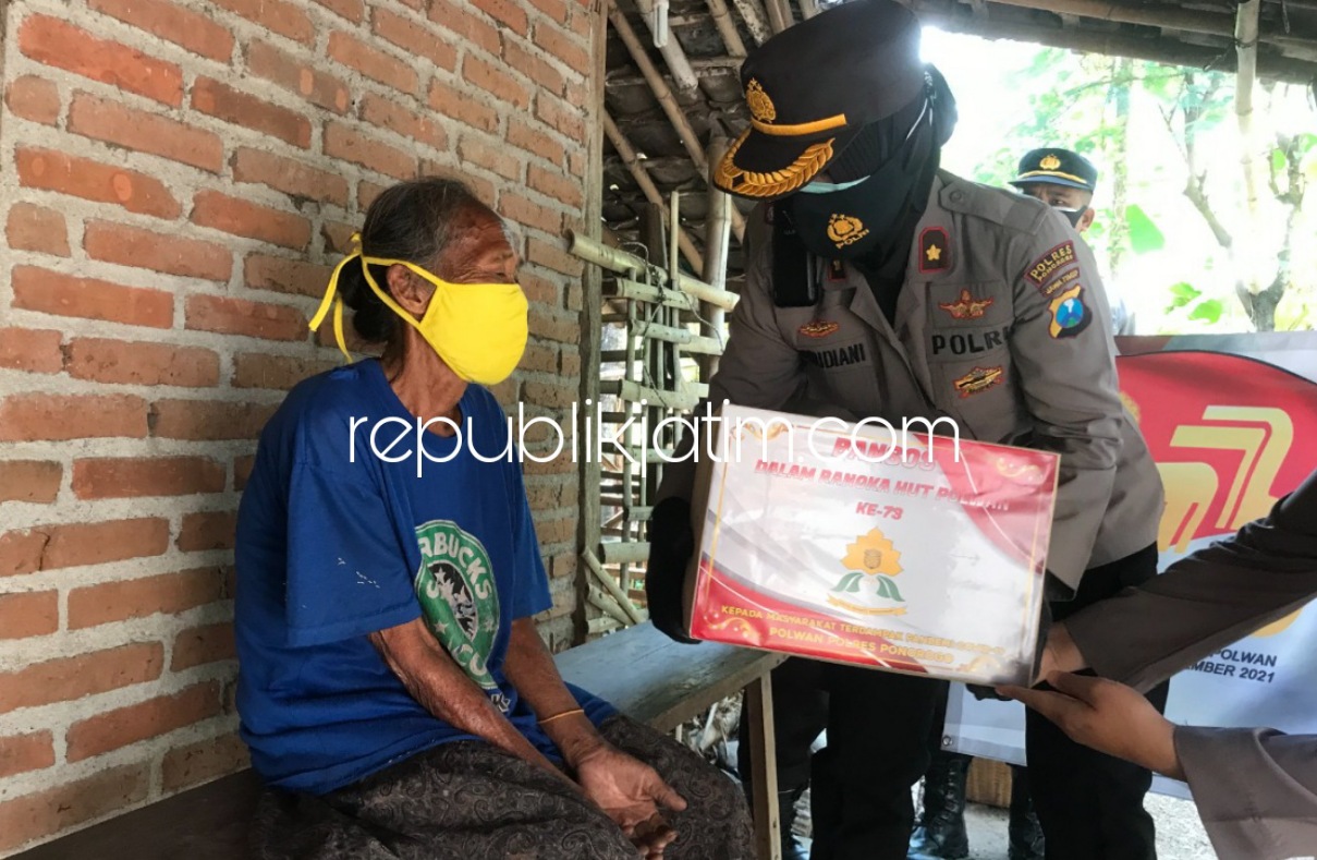 BERBAGI - Anggota Polwan Polres Ponorogo dan jajaran turut berbagi sembako terhadap warga terdampak Covid-19 dan sedang Isoman, Jumat (20/08/2021).