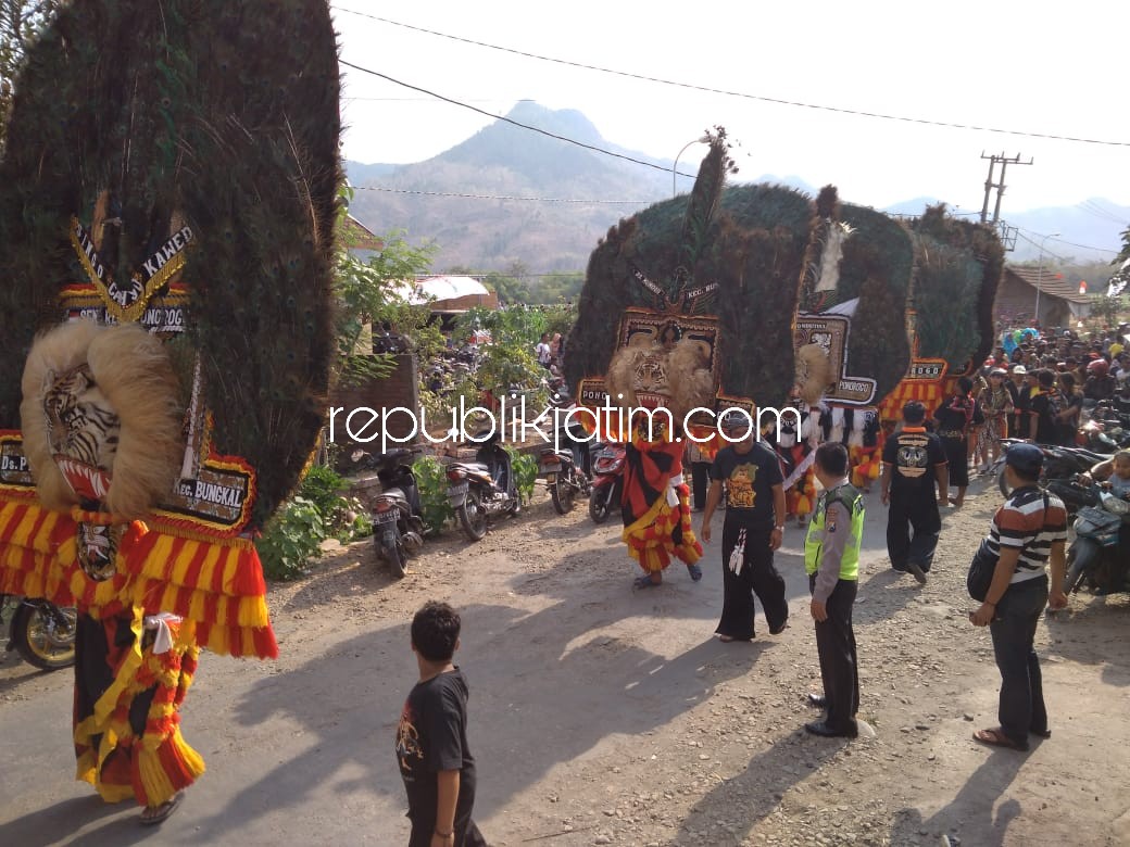 PARADE - Ratusan warg Desa Munggu, Kecamatan Bungkal, Ponorogo menyaksikan parade reog yang digelar untuk menyemarakkan HUT RI ke 73 dan Bersih Desa, Senin (20/08/2018).