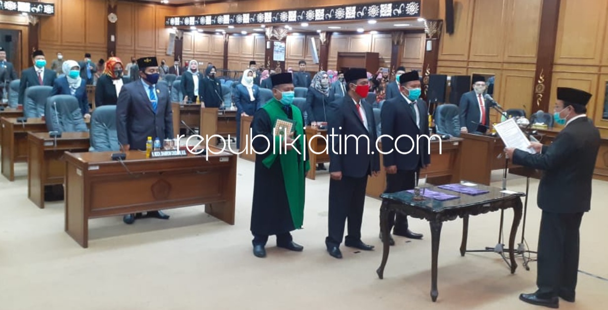 LANTIK - Ketua DPRD Sidoarjo, Usman melantik dua anggota DPRD Sidoarjo yang baru hasil Pergantian Antar Waktu (PAW) dalam sidang paripurna di DPRD Sidoarjo, Rabu (19/08/2020) malam.
