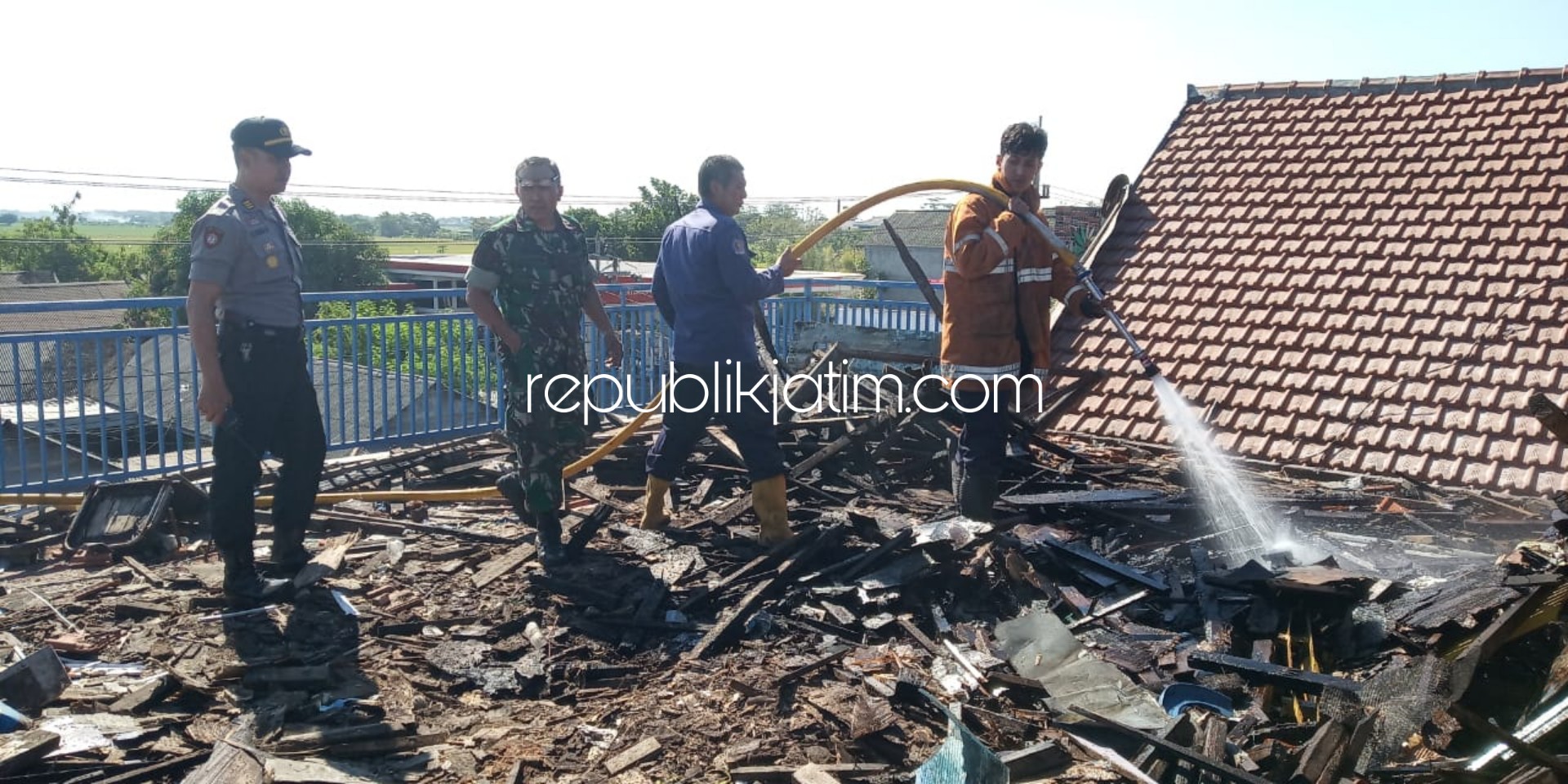 TERBAKAR - Gudang penyimpanan kayu SMK Wijaya Kusuma Sukodono ludes terbakar, Selasa (20/08/2019).