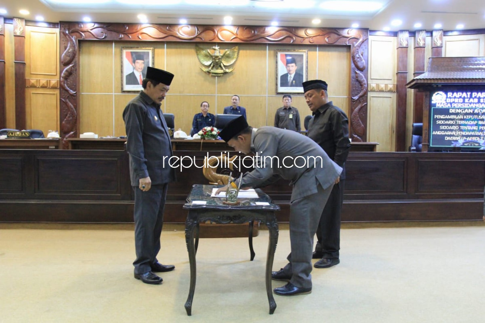 SEPAKAT - Ketua DPRD Sidoarjo, Sullamul Hadi Nurmawan dan Wabup Sidoarjo, Nur Ahmad Syaifuddin menandatangi Raperda P APBD Tahun Anggaran 2019 dalam Paripurna, Selasa (20/08/2019).