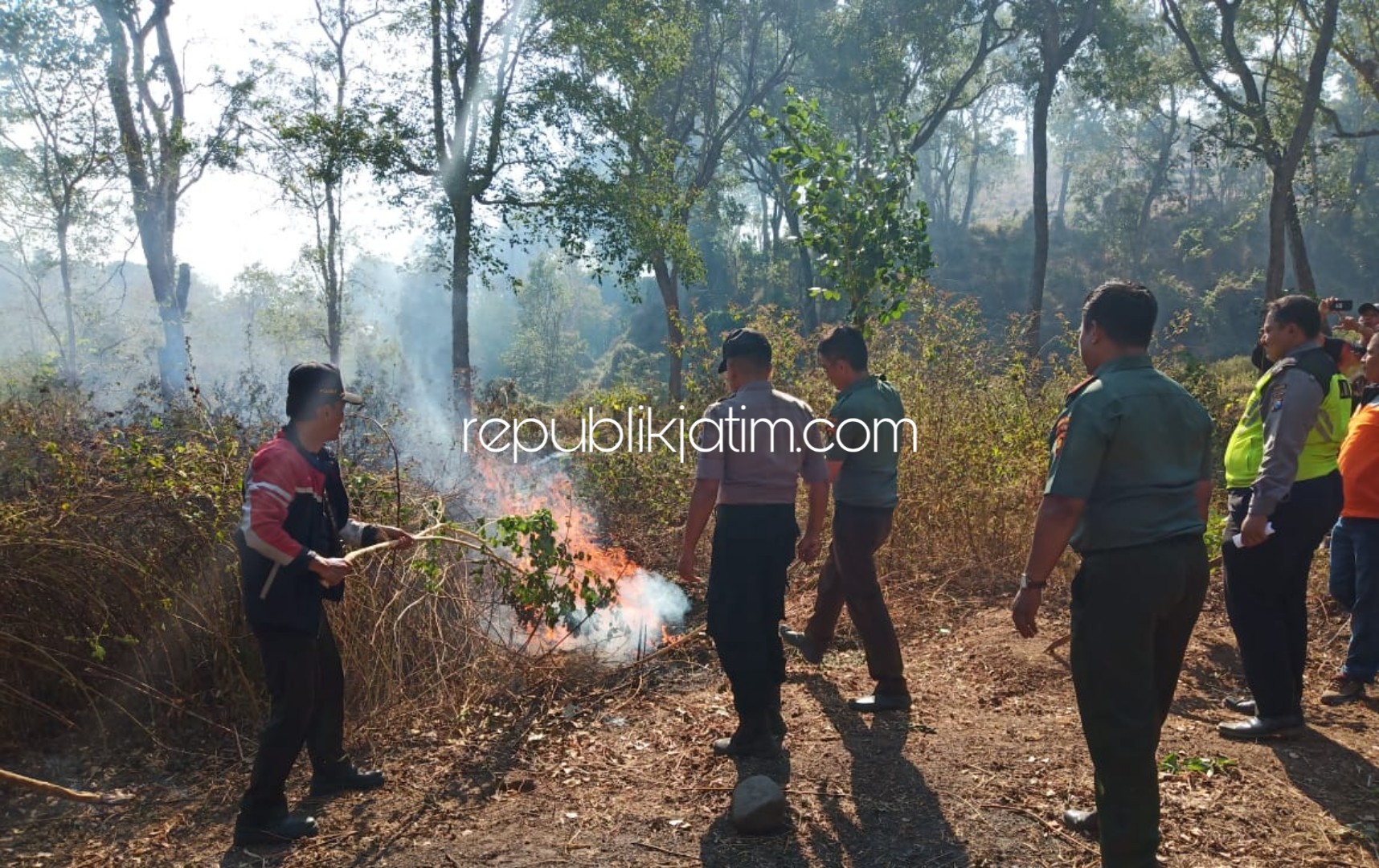 TERBAKAR - Sejumlah petugas memamdamkan api yang membakar hutan Petak 42 E RPH Tambaksari, BKPH Sukun, Desa Ronosentanan, Kecamatan Siman, Ponorogo ludes dilalap api, Selasa (20/08/2019).