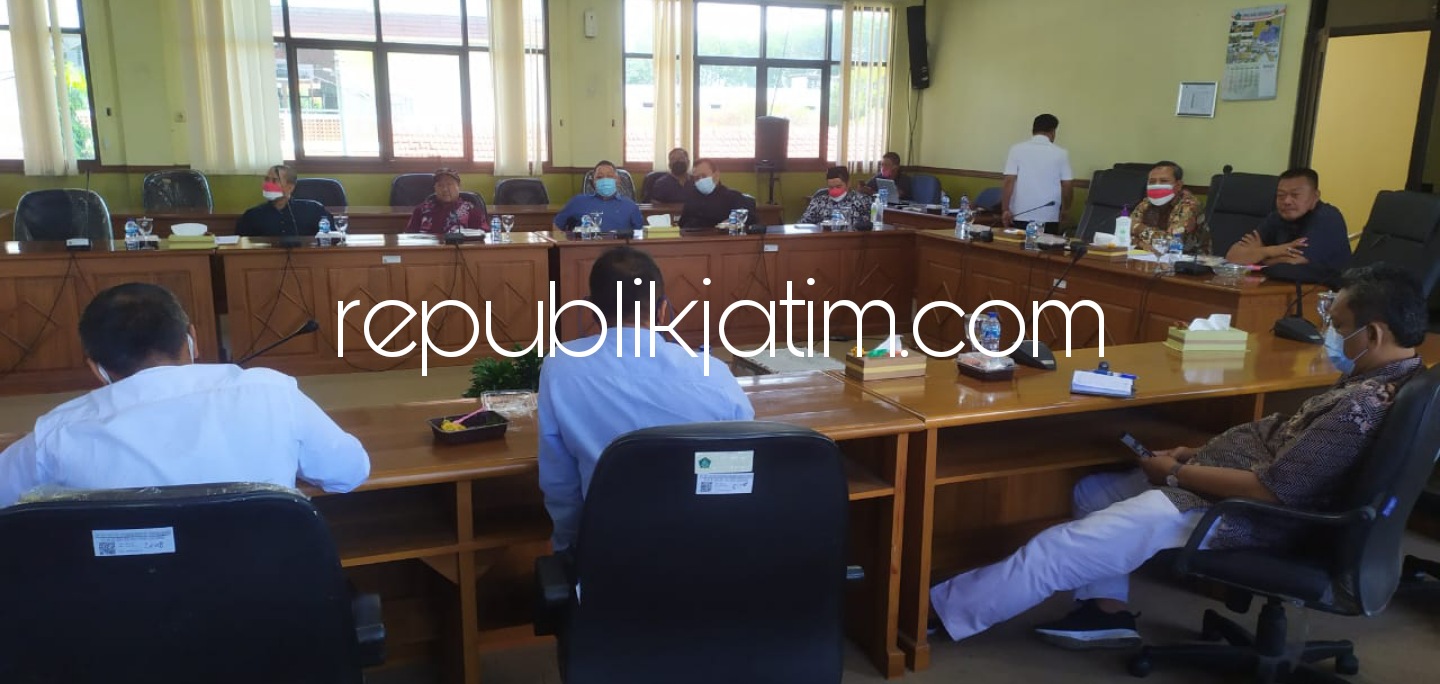 NGADU - Sejumlah perwakilan Gapoktan Desa Wilayut, Kecamatan Sukodono, Sidoarjo mengadu (wadul) ke anggota dan pimpinan Komisi C DPRD Sidoarjo yang membidangi pembangunan, Jumat (20/08/2021). 
