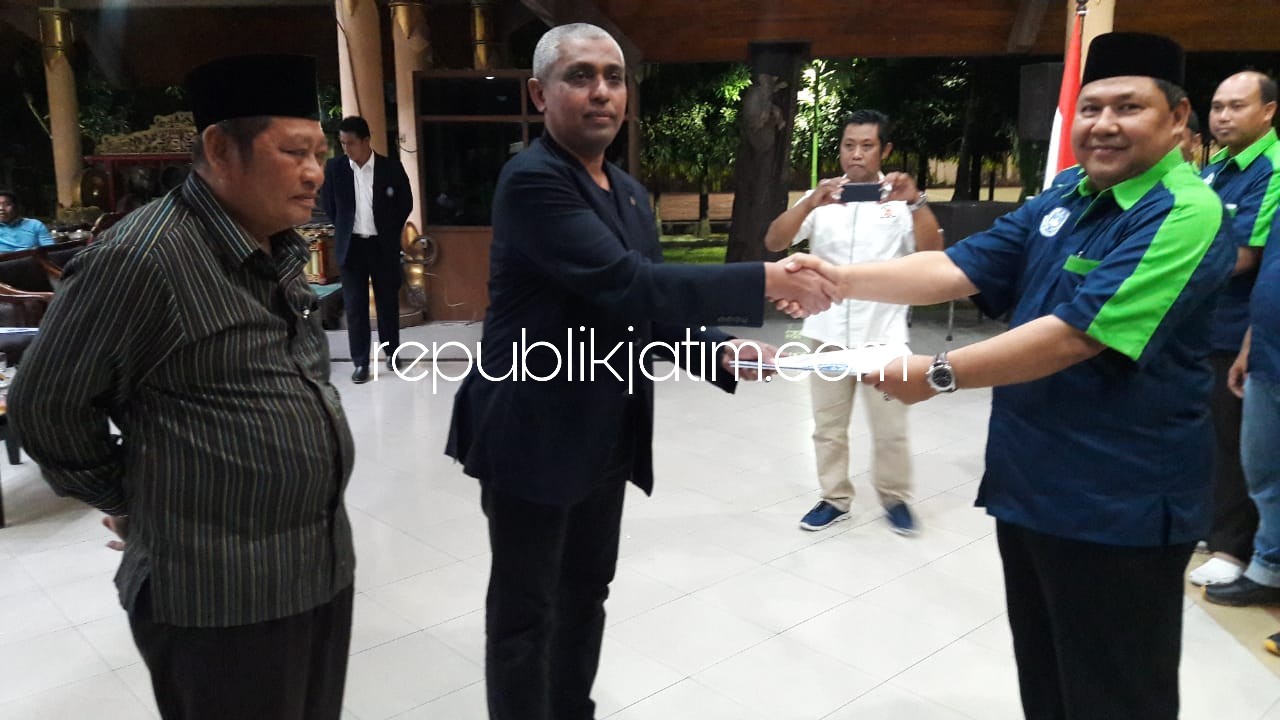 DILANTIK - Ketua PSSI Jawa Timur, Ahmad Riyadh UB melantik Ketua PSSI Sidoarjo, Muhammad Mahfud dan jajarannya di Pendopo Delta Wibawa Sidoarjo, Minggu (19/08/2018) malam.