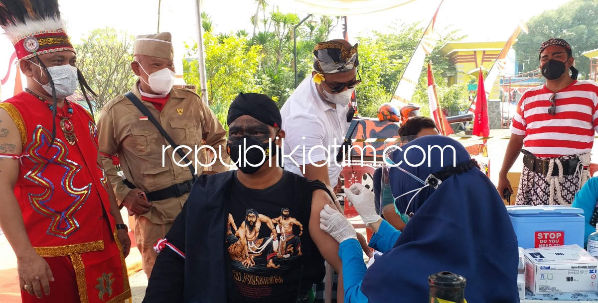 CEK - Ketua MPC Pemuda Pancasila Kabupaten Sidoarjo, Mursidi mengecek pelaksanaan vaksinasi tahap kedua, Jumat (20/08/2021).