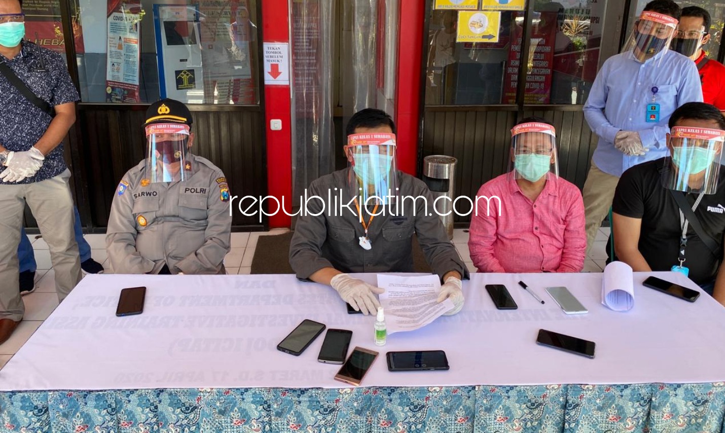 KETERANGAN - Kalapas Kelas I Surabaya, Gun Gun Gunawan memberikan keterangan pers kepada sejumlah kru media atas kasus dua WBP yang terkonfirmasi Covid-19, Kamis (20/08/2020).