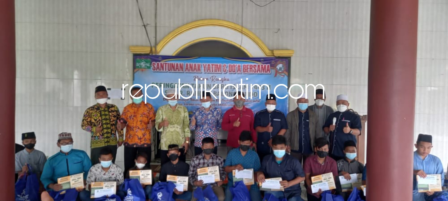 SALURKAN - Sejumlah siswa siswi yatim piatu menerima santunan di Masjid Ar-Rahmah dari Yayasan Raden Rahmat Balongbendo, Sidoarjo, Sabtu (21/08/2021).