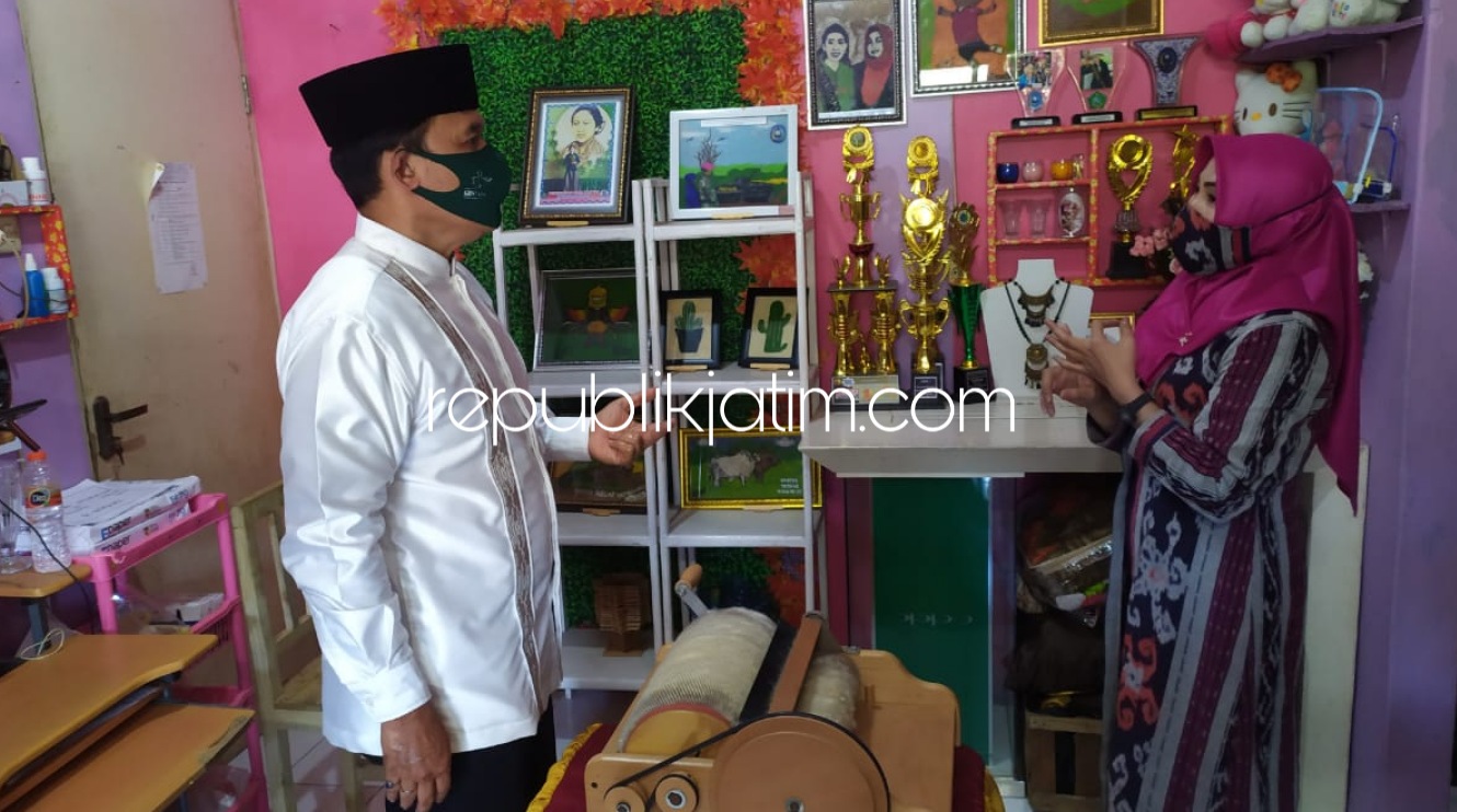 BULU DOMBA - Bacabup Sidoarjo, Bambang Haryo Soekartono berdialog dengan pemilik kerajinan limbah bulu domba di Desa Kramatjegu, Kecamatan Taman, Sidoarjo bersama sejumlah pemilik UMKM lainnya, Rabu (19/08/2020).