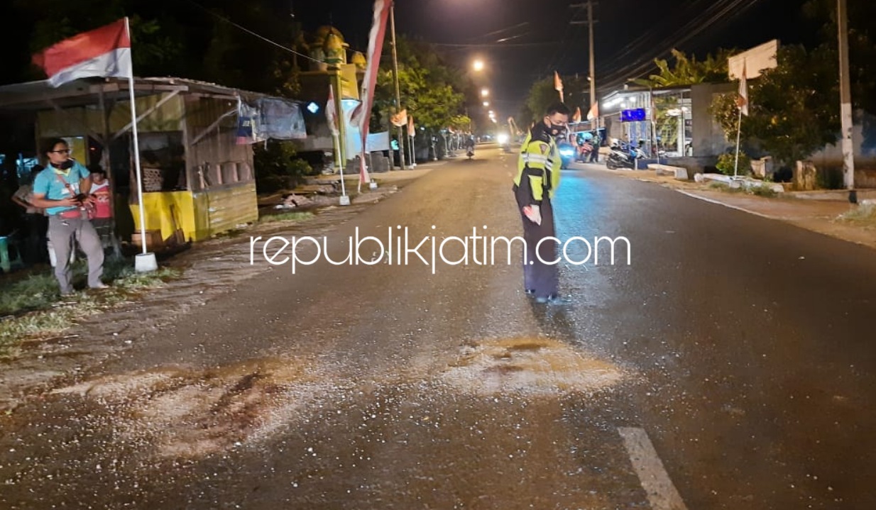 TEWAS - Pasangan suami istri Siswanto (35) dan Siti Alfiyah (28) warga Desa Gelang, Kecamatan Tulangan tewas di lokasi kejadian usai motor Honda Vario yang dikendarai bertabrakan di JL Raya Randegan, Kecamatan Tanggulangin, Sidoarjo, Jumat (21/08/2020).