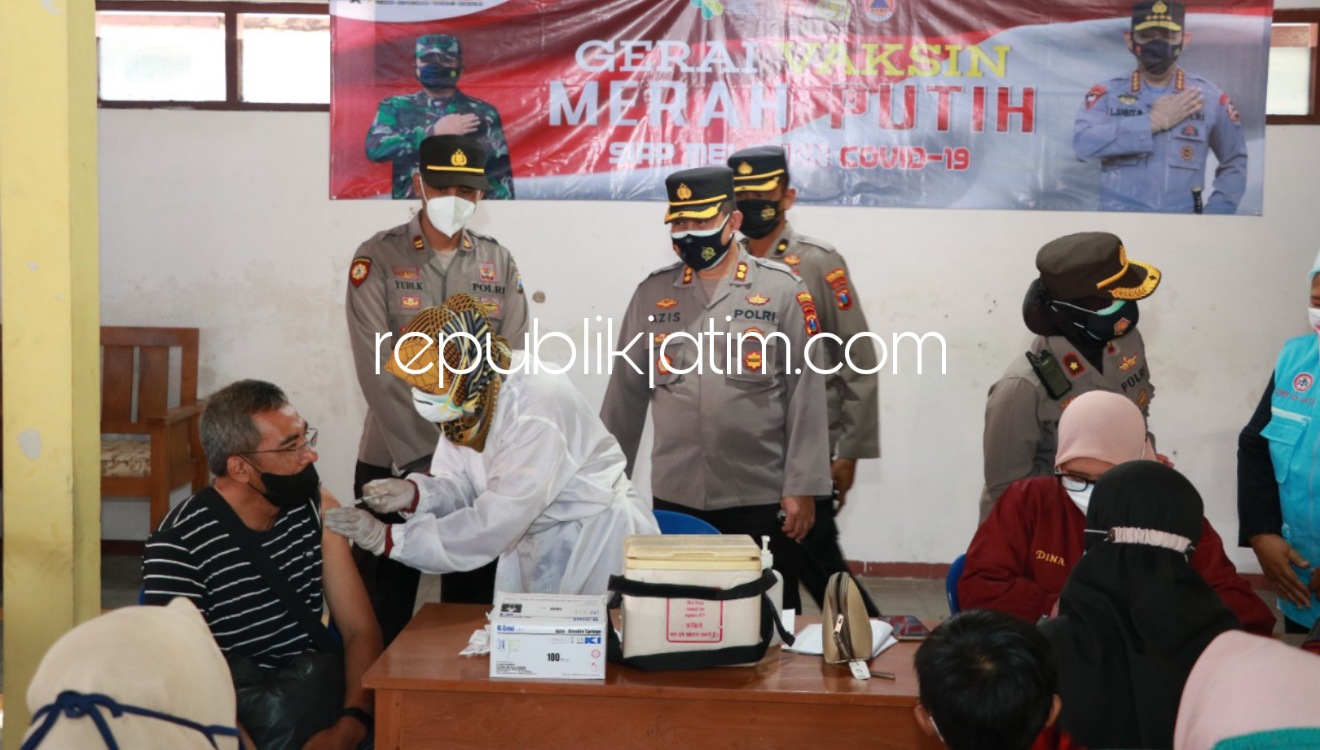 VAKSIN - Ratusan putra putri Polri dan ASN Polres Ponorogo menjalani vaksinasi dosis 1 di Aula Polres Ponorogo, Sabtu (21/08/2021). 