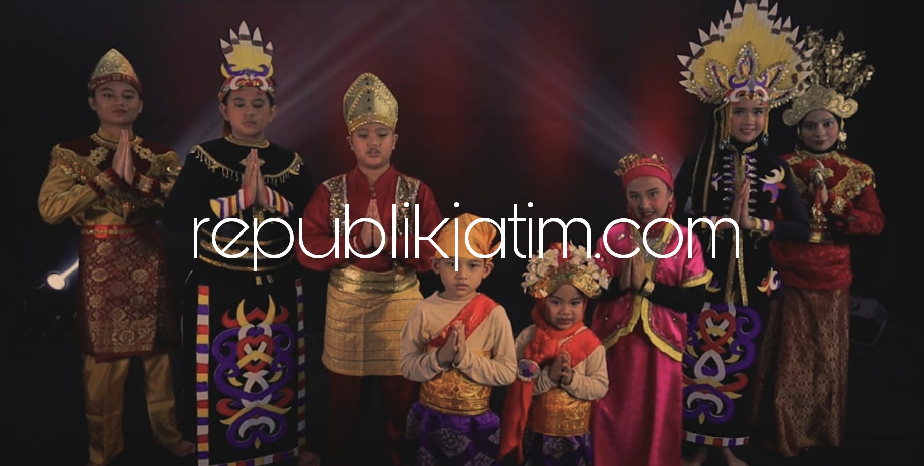 AJAK - Yayasan Al Muslim sebagai lembaga pendidikan mulai jenjang pendidikan KB-TK, SD, SMP dan SMA mempersembahkan video kebhinekaan budaya Indonesia bertema Bangga Indonesia yang ditampilkan secara live di youtube Al Muslim Jatim, Sabtu (21/08/2021). 