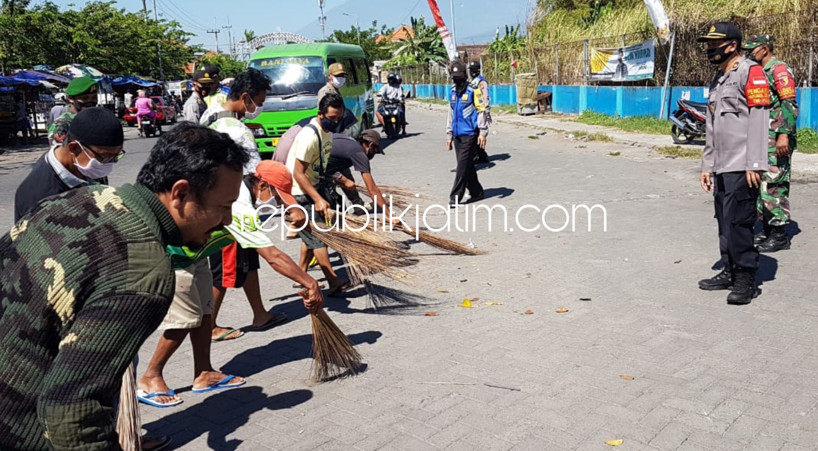 MENYAPU - Puluhan pelanggar tidak menggunakan masker dihukum menyapu di Pasar Porong dan Pasar Krembung, Sidoarjo, Sabtu (22/08/2020).