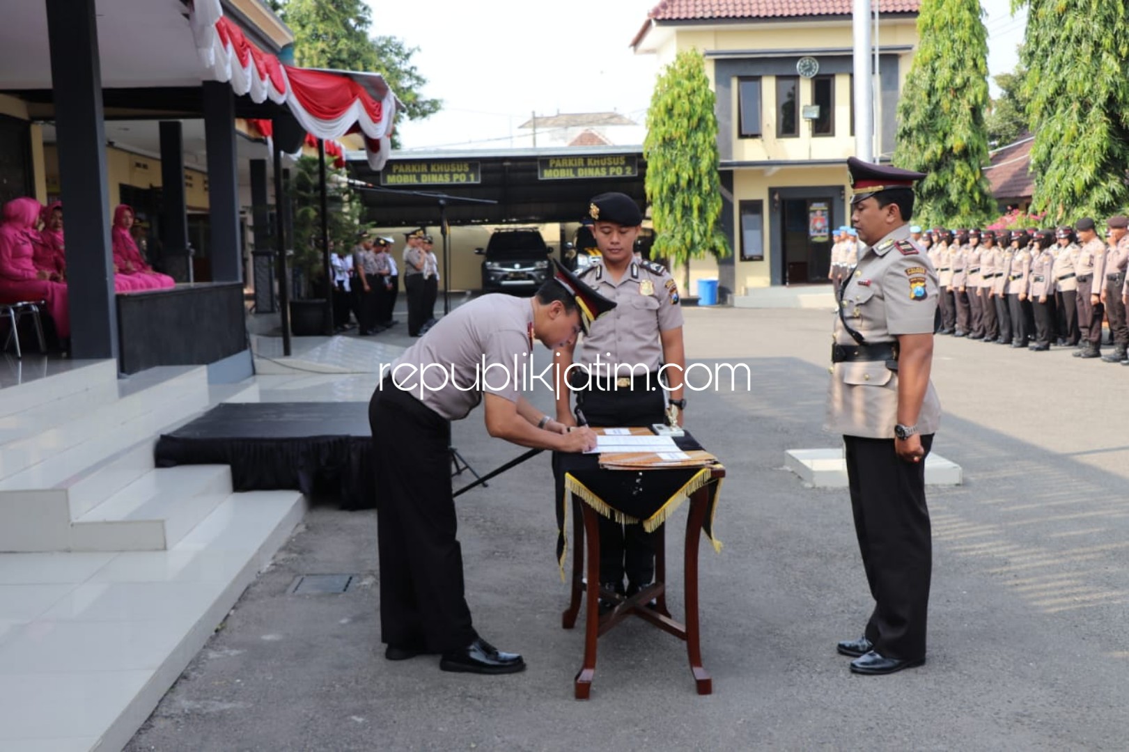 MUTASI - Kapolres Ponorogo, AKBP Radiant memimpin prosesi mutasi 6 jajaran Polsek di Ponorogo, Kamis (22/08/2019).