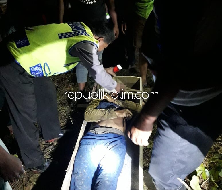EVAKUASI - Petugas mengevakuasi jenazah Sojo (70) yang ditemukan meninggal di tengah hutan pinus Petak 17a1 RPH Ngrayun masuk Dusub Galih, Desa Baosanlor, Kecamatan Ngrayun, Ponorogo, Selasa (21/08/2018) malam.