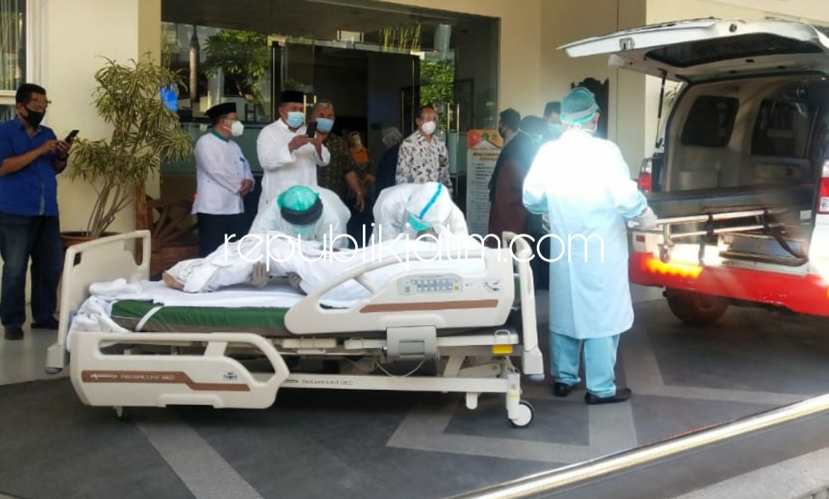 DISEMAYAMKAN - Jenazah Plt Bupati Sidoarjo, Nur Ahmad Syaifuddin dibawa dari RSUD Sidoarjo untuk disemayamkan di Pendopo Delta Wibawa dan rencananya dimakamkan di Desa Janti, Kecamatan Waru, Sidoarjo, Sabtu (22/08/2020).