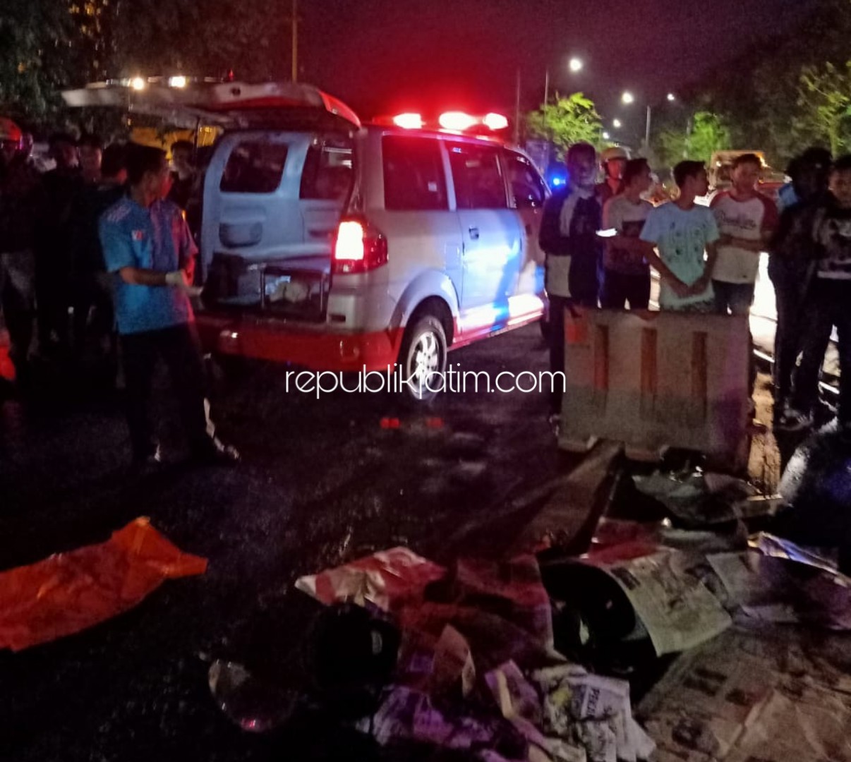 TEWAS - Korban kecelakaan, Dini Widy Rohmati (33) tewas setelah ban bagian depan  motor Honda  Scoopy bernopol W 6940 WB yang dikendarai tergelincir saat melintasi rel KA JL Raya Desa Kalitengah, Kecamatan Tanggulangin, Sidoarjo, Rabu (21/08/2019) malam.