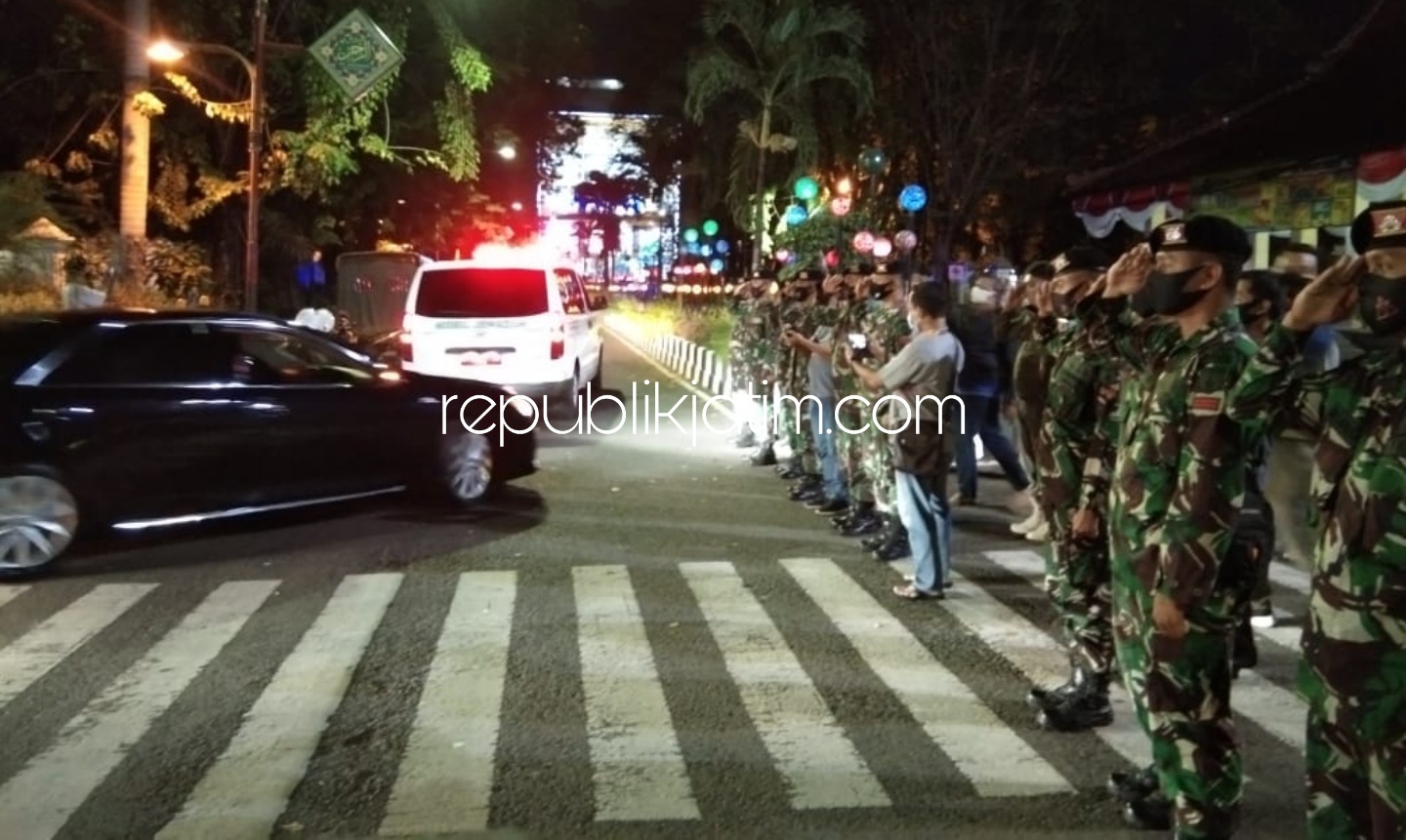 DIBERANGKAT - Usai disemayamkan di Pendopo Delta Wibawa, jenazah Plt Bupati Sidoarjo, Nur Ahmad Syaifuddin diberangkatkan menuju Desa Janti, Kecamatan Waru, Sidoarjo untuk dimakamkan, Sabtu (22/08/2020).