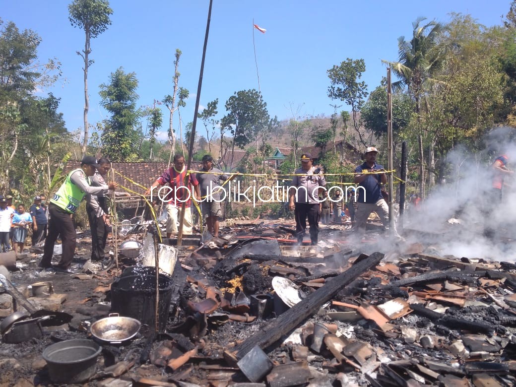 LUDES TERBAKAR - Rumah anak dan ibunya, Katimun (45) dan Tunik (80) warga Dusum Ngemplak, Desa/Kecamatan Sawoo, Ponorogo ludes terbakar, Rabu (22/08/2018).