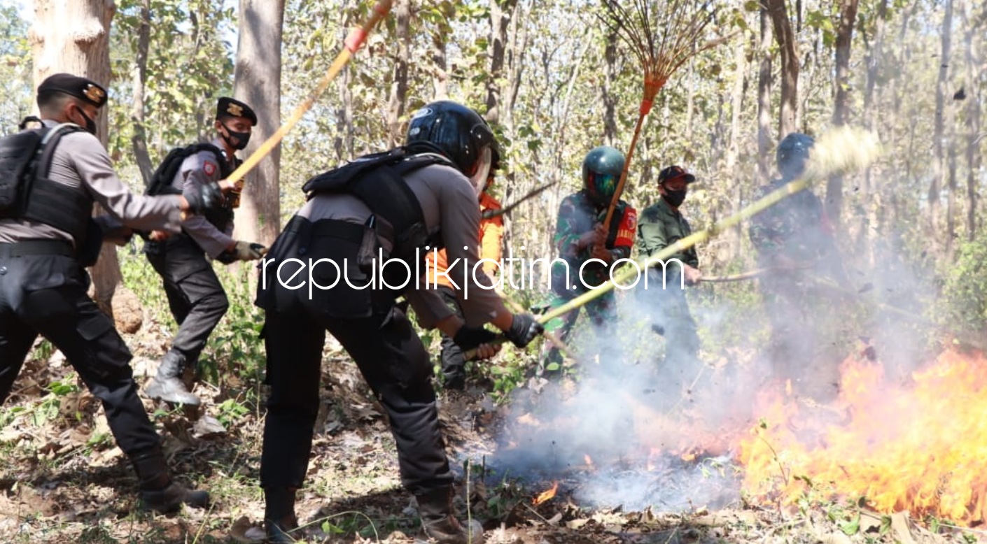 SIMULASI - Kapolres Ponorogo, AKBP Mochamad Nur Azis memimpin langsung Apel Simulasi Penanggulangan Kebakaran Hutan dan Lahan (Karhutla) dan serahkan bantuan ke warga sekitar lokasi, Sabtu (22/08/2020).