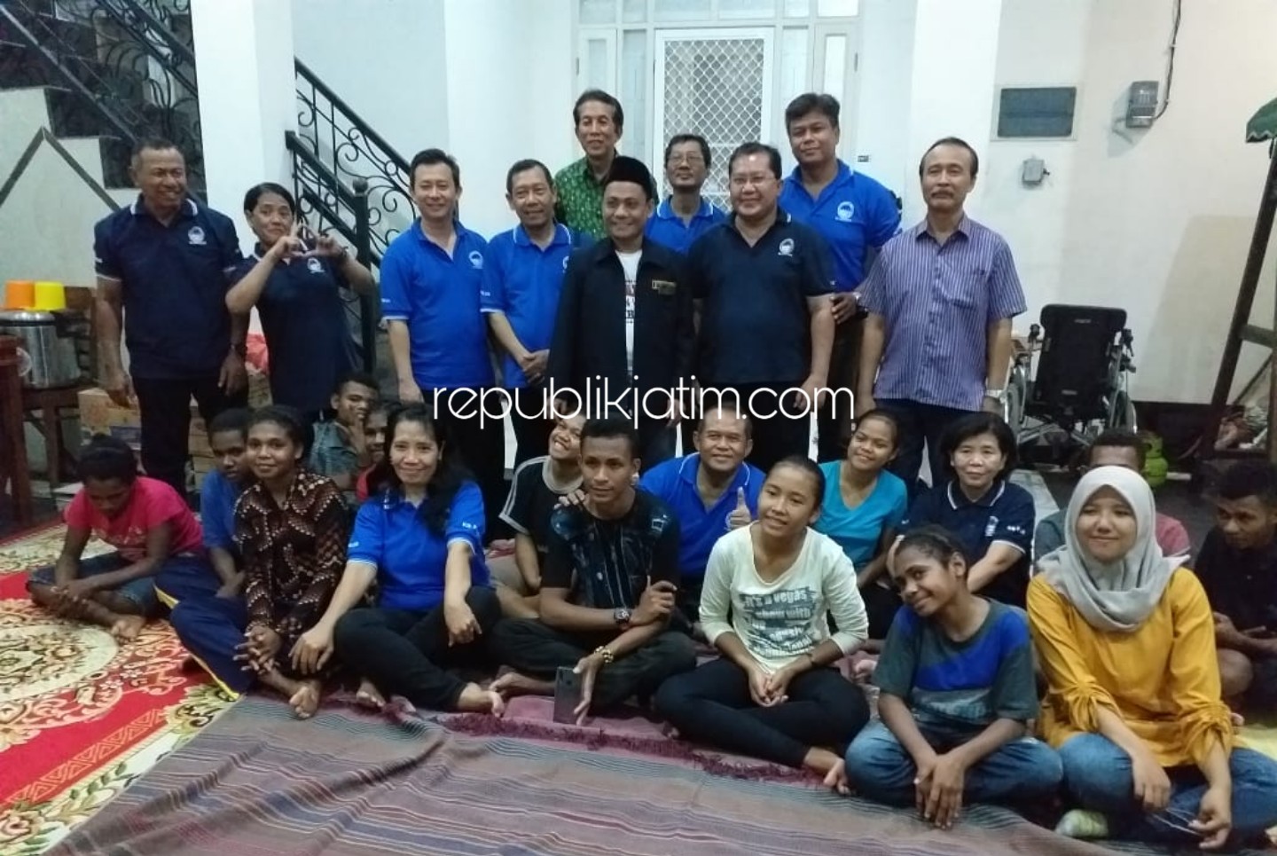 AKRAB - Sekretaris FKUB Sidoarjo, Idham Chalid tampak akrab saat memberikan wawasan kebangsaan Pondok Pemulihan Efrata dibawah yayasan Hati Hambah Sidoarjo milik Yohanes Tio di Perum Puspa Anggaswangi Blok G1, Sukodono, Sidoarjo, Rabu (21/08/2019).