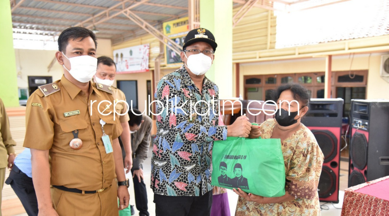 SERAHKAN - Bupati Sidoarjo, Ahmad Muhdlor Ali (Gus Muhdlor) menyerahkan bansos berupa sembako kepada warga Desa Jatikalang, Kecamatan Prambon, Sidoarjo, Senin (23/08/2021). 