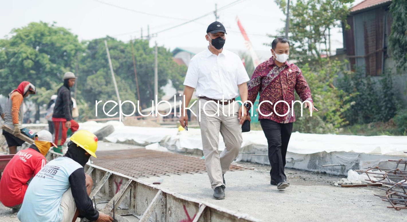 CEK - Dewan Pakar DPP Partai Gerindra, Bambang Haryo Soekartono (BHS) didampingi pelaksana proyek, Parkan mengecek kondisi proyek betonisasi jalan Desa Sawocangkring - Desa Becirongengor, Kecamatan Wonoayu, Sidoarjo, Selasa (24/08/2021). 