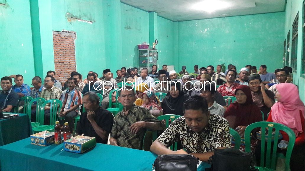 KOORDINASI - Puluhan perwakilan warga Desa Blimbing, Kecamatan Kesamben, Jombang menggelar rapat koordinasi terkait rencana ekplorasi migas di kampungnya, Senin (20/08/2018).