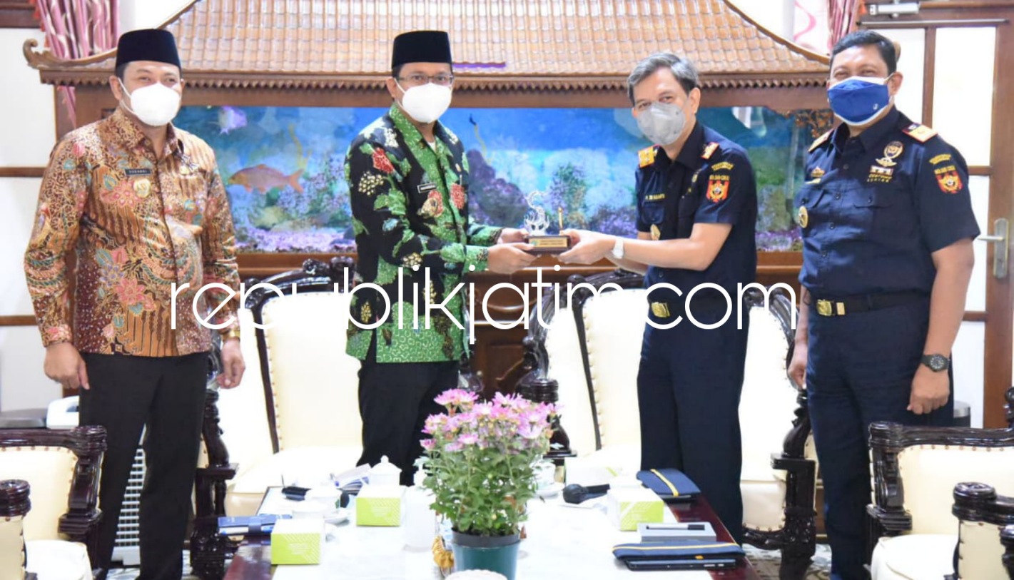 KESEPAKATAN - Bupati Sidoarjo Ahmad Muhdlor Ali dan Kepala Kantor Bea dan Cukai Wilayah Jawa Timur 1, Padmoyo Tri Wikanto serta perwakilan pengusaha rokok Sidoarjo menyiapkan pusat produksi rokok bercukai di Sidoarjo, Selasa (24/08/2021). 