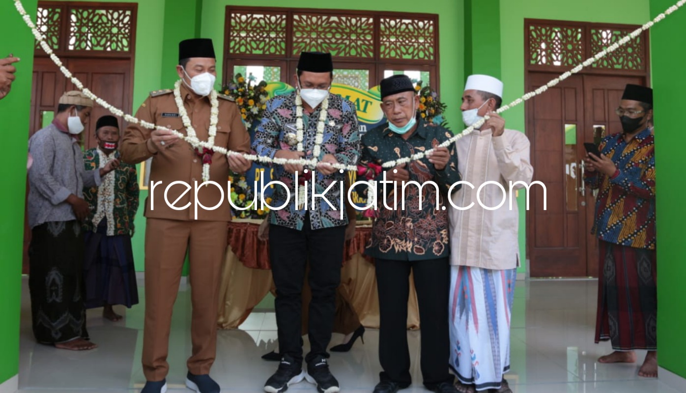 RESMIKAN - Bupati Sidoarjo, Ahmad Muhdlor Ali (Gus Muhdlor) saat meresmikan Masjid Haji Mudjiadi di Dusun Biting, Desa Mojoruntut Kecamatan Krembung, Sidoarjo, Senin, (23/08/2021).