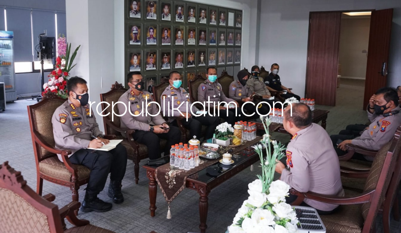 PAPARAN - Dirsamapta Polda Jatim Kombes Pol Yudi Sumartono, Kabid Humas Kombes Pol Gatot Repli Handoko dan jajaran bersama Kapolresta Sidoarjo Kombes Pol Kusumo Wahyu Bintoro dan PJU Polresta Sidoarjo paparan Covid-19, Selasa (24/08/2021).