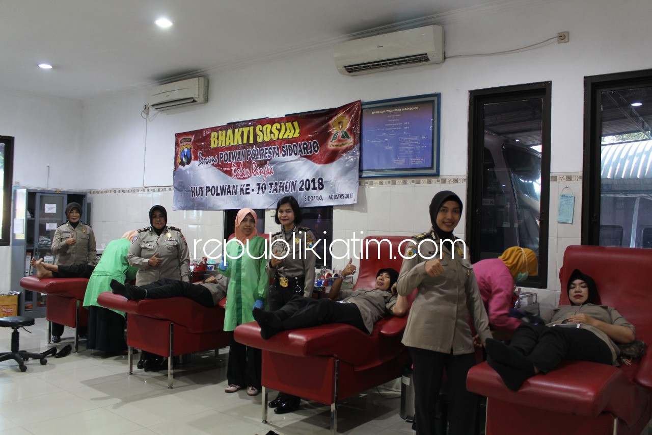DONOR DARAH - Sejumlah anggota Polwan Polresta Sidoarjo menggelar bakti sosial (baksos) donor darah di kantor PMI Sidoarjo, Jumat (24/08/2018).