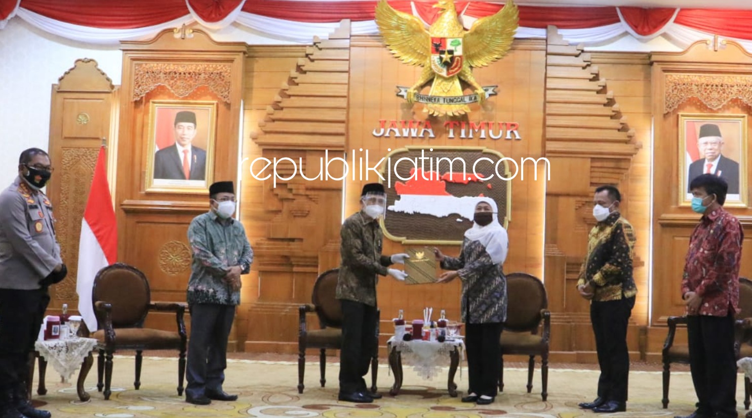 PENYERAHAN - Gubernur Jatim, Khofifah Indar Parawangsa menunjuk Sekda Sidoarjo Achmad Zaini sebagai Pelaksana Harian (Plh) Bupati Sidoarjo dengan menyerahkan Surat Penunjukan Plh Bupati Sidoarjo di Gedung Negara Grahadi Surabaya Minggu (23/08/2020) malam.