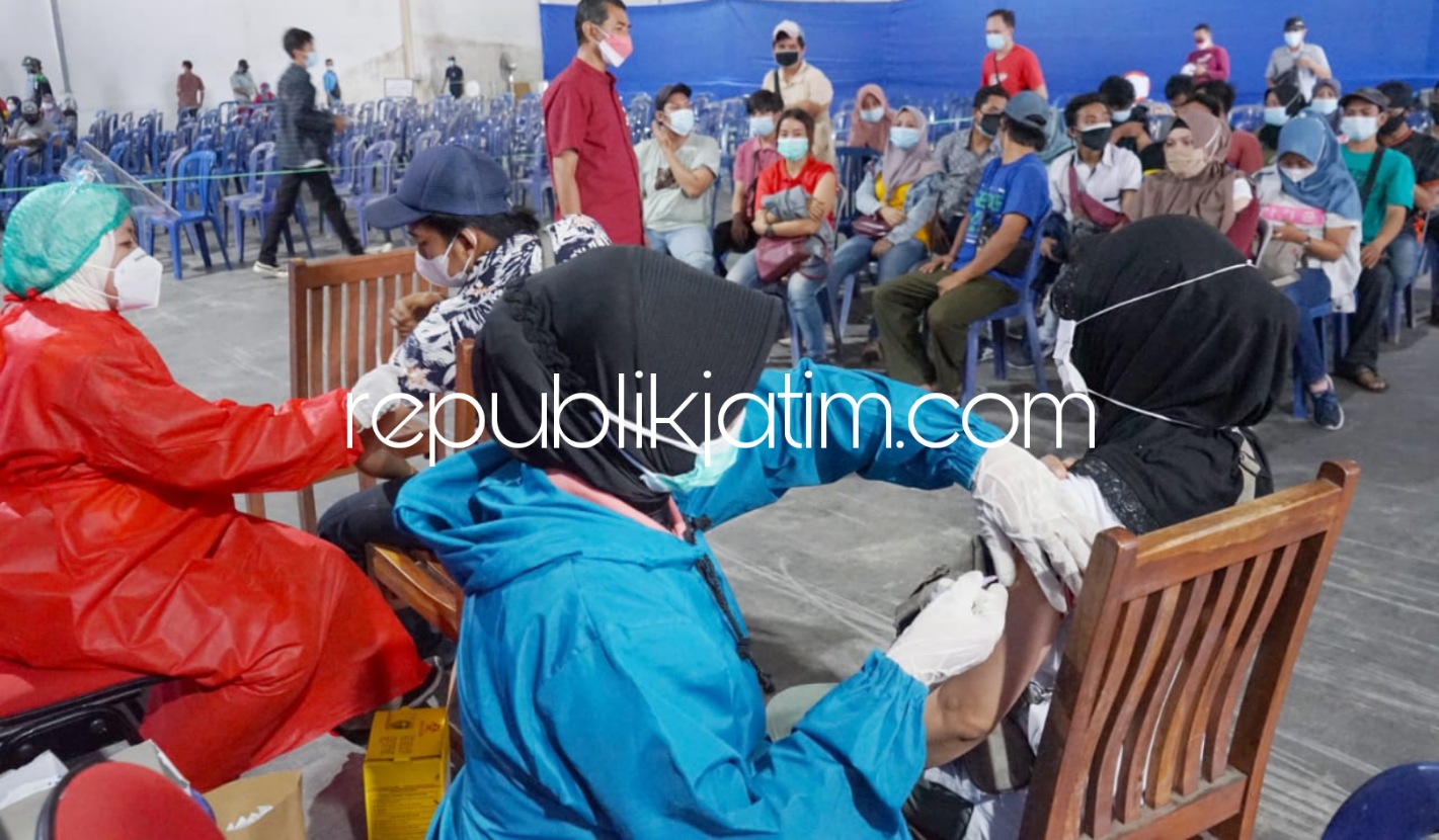 VAKSINASI - Upaya percepatan vaksinasi Covid-19 bagi masyarakat terus dilakukan Polresta Sidoarjo melalui Gerai Vaksin Mobile Presisi Merdeka Semeru seperti vaksinasi warga Tambaksawah, Kecamatan Waru, Sidoarjo, Selasa (24/08/2021).