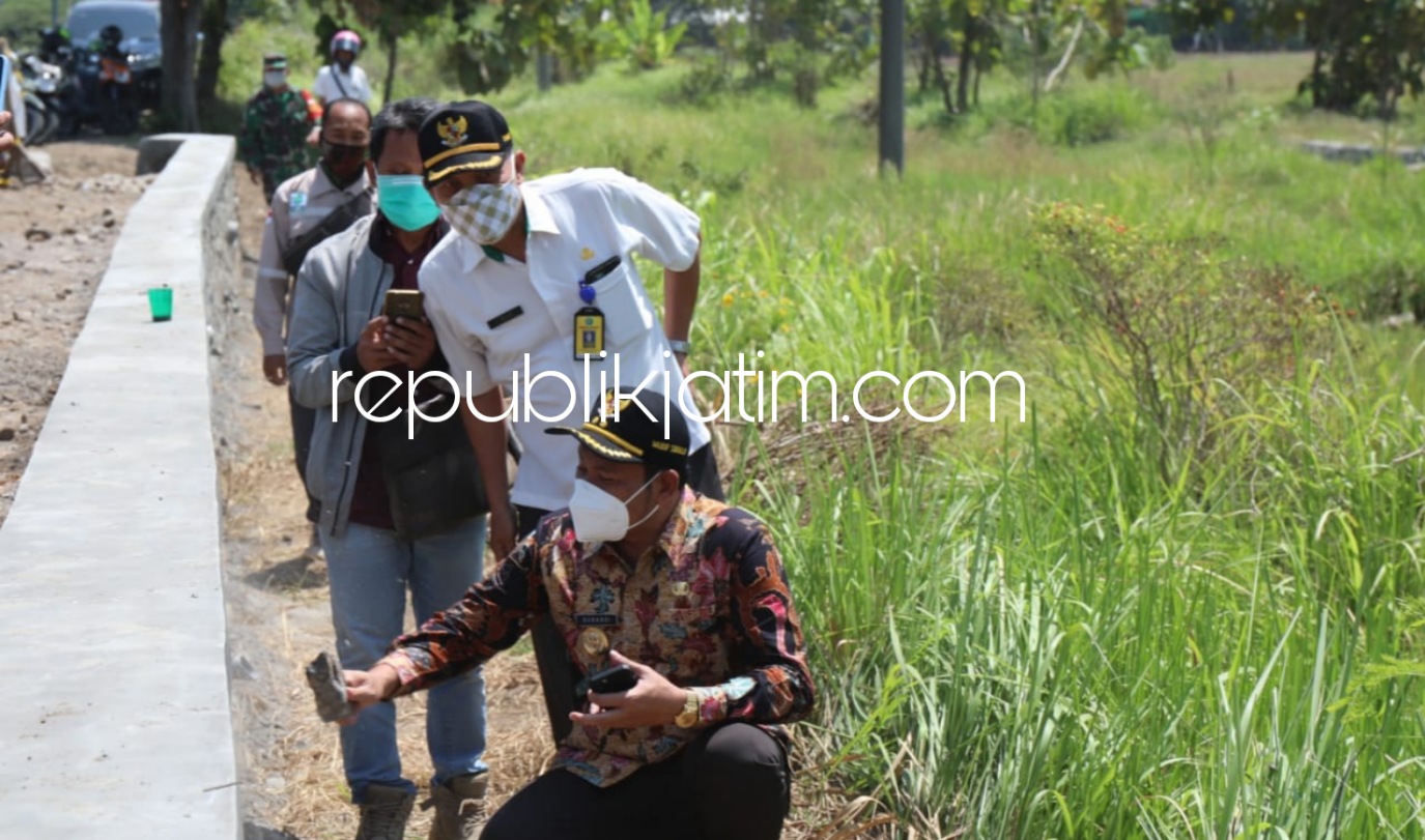 SIDAK - Wabup Sidoarjo, Subandi mengecek proyek pembangunan Plengsengan di Dusun Cepiples, Desa Singogalih, Kecamatan Tarik, Sidoarjo sepanjang 250 meter usai mendapat laporan masyarakat karena dinilai kualitas bangunannya buruk, Rabu (25/08/2021).