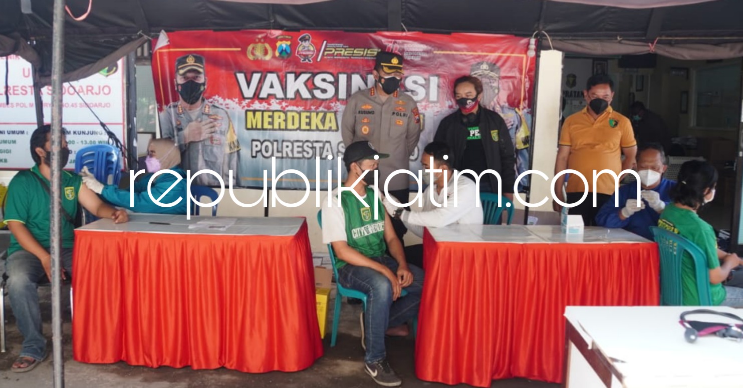 CEK - Untuk memastikan jalannya vaksinasi Covid-19 bagi suporter Bonek Sidoarjo berjalan lancar, Kapolresta Sidoarjo Kombes Pol Kusumo Wahyu Bintoro turun langsung memantau pelaksanaan vaksinasi bagi Bonek, Rabu (25/08/2021).
