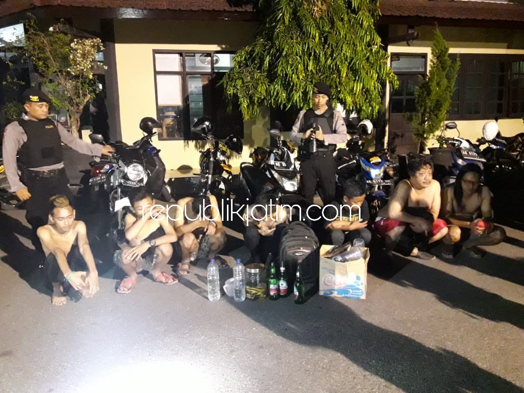 DIAMANKAN - Sebanyak 8 muda-mudi pemabok diamankan anggota Sabhara Polres Ponorogo bersama barang buktinya, Minggu (26/08/2018) dini hari.