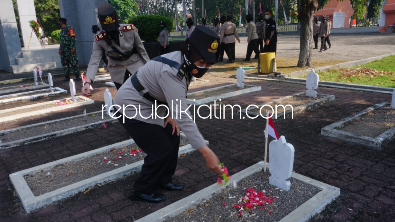 ZIARAH - Menjelang Hari Jadi Polisi Wanita (Polwan) ke 73 pada 1 September 2021, Polwan Polresta Sidoarjo menggelar upacara ziarah dan tabur bunga di Taman Makam Pahlawan (TMP) Kusuma Bangsa, Sidoarjo, Kamis (26/08/2021).