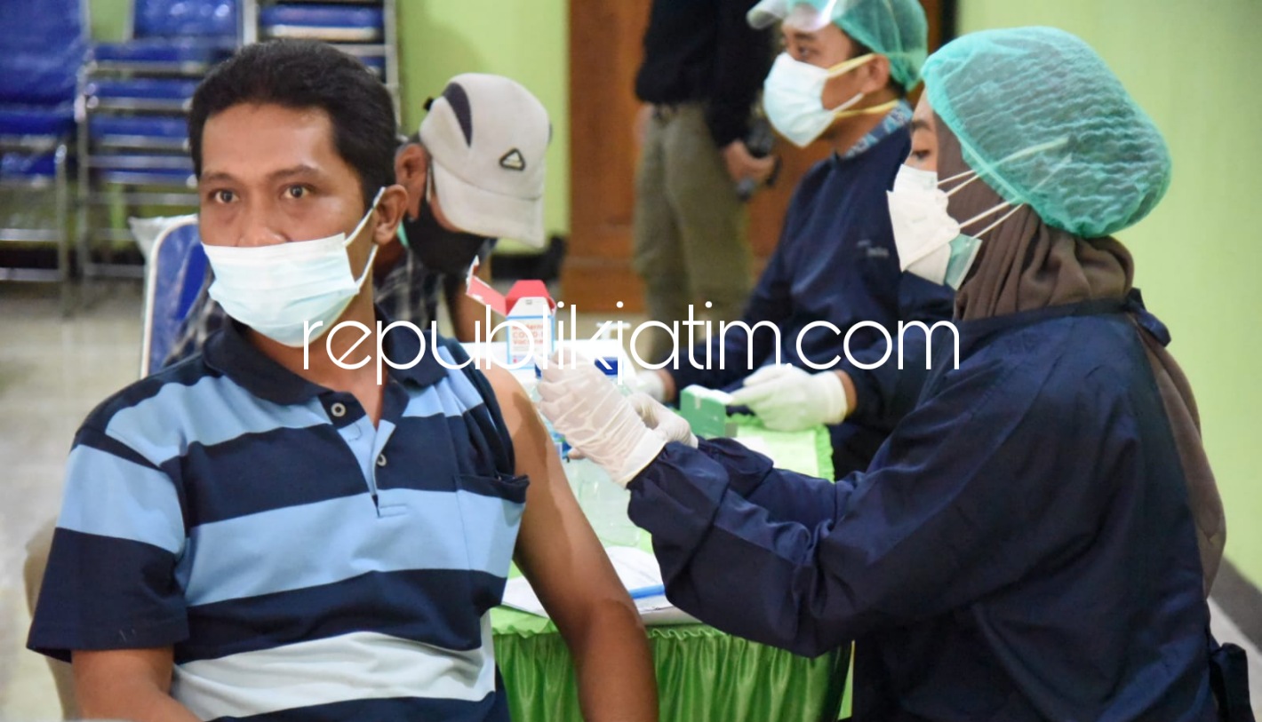 VAKSIN - Bupati Sidoarjo, Ahmad Muhdlor Ali (Gus Muhdlor) meninjau langsung pelaksanaan penyuntikan vaksin Covid-19 perdana merek Moderna 1.000 dosis untuk warga Desa Singkalan, Kecamatan Balongbendo, Sidoarjo, Kamis (26/08/2021).