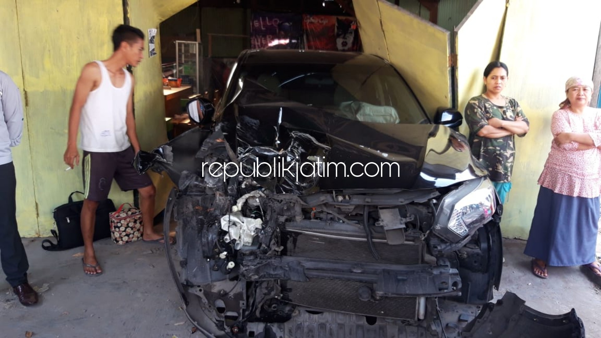 RINGSEK - Honda HRV bernopol S 1496 QH yang dikemudikan Ramveer Singh (38) warga Pondok Jati, Pagerwojo ringsek usai menabrak dump truk bernopol S 9176 PB yang dikemudikan Komari warga Ngoro, Mojokerto, di JL Raya Modong, Tulangan, Senin (26/08/2019).