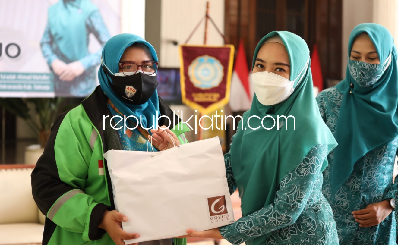 BAGIKAN - Istri Bupati Sidoarjo, Ny Sa'adah Ahmad Muhdlor Ali membagikan bantuan paket sembako kepada 150 Srikandi Ojek Online (Ojol) di Pendopo Delta Wibawa, Kamis, (26/08/2021). 