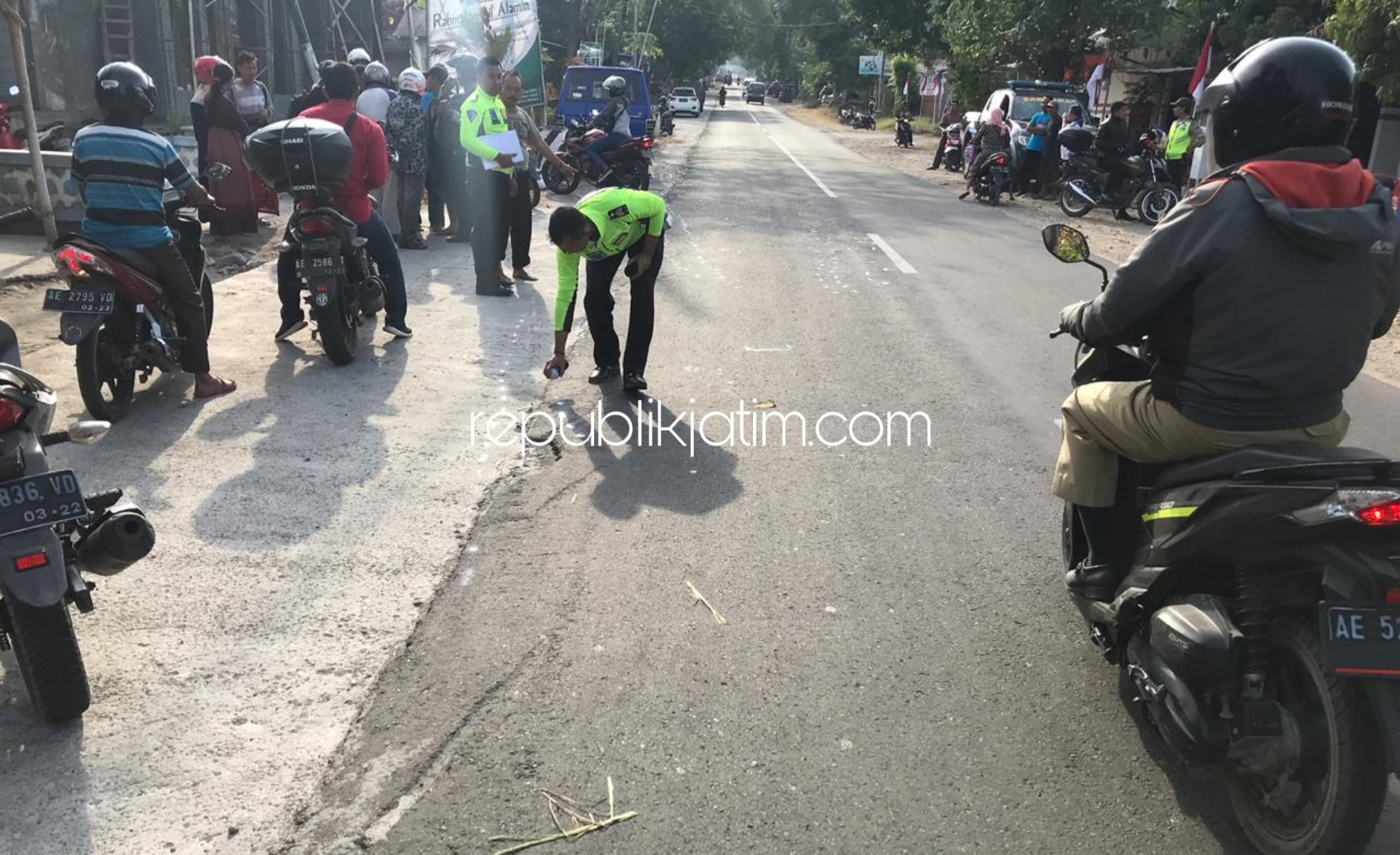 OLAH TKP - Petugas Unit Laka, Satuan Lantas, Polres Ponorogo menggelar olah TKP tertabraknya Naila Saqyatu Rosyida (17) warta Dusun Setumbal, Desa Jurug, Kecamatan Sooko di Dusun Ngembak, Desa Patihan Kidul, Kecamatan Siman, Ponorogo, Senin (26/08/2019).