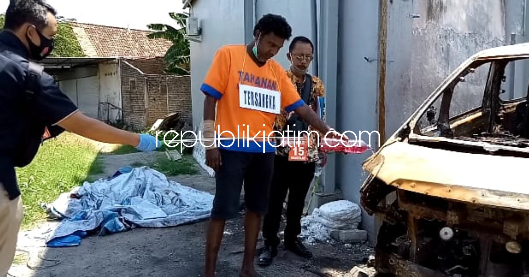 REKA ULANG - Tersangka pembakaran mobil Alphard milik Via Vallen, Vije warga Medan memeragakan 21 adegan dalam reka ulang, Rabu (26/08/2020).
