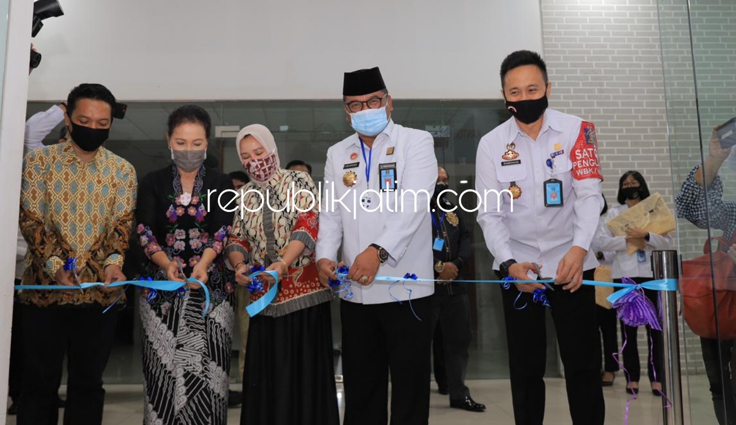 RESMIKAN - Kakanwil Kemenkumham Jatim Krismono meresmikan layanan keimigrasian penerbitan dan penggantian paspor di Hall Lippo Plaza Batu di Kota Batu, Rabu (26/08/2020).
