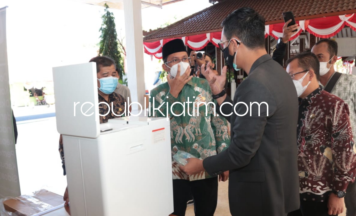 BANTUAN - Bantuan dari dua perusahan gabungan Gojek dan Tokopedia (GoTo) ini diterima Bupati Sidoarjo, Ahmad Muhdlor Ali (Gus Muhdlor) dari Boy perwakilan Gojek di Pendopo Delta Wibawa, Kamis (26/08/2021).