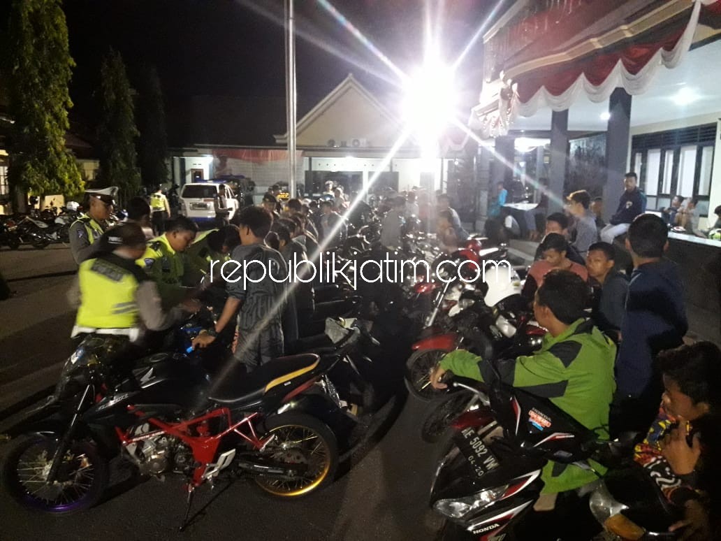 DIAMANKAN - Sebanyak 46 unit motor modifikasi diamankan petugas Satuan Sabhara Polres Ponorogo beserta pemilik motornya dari JL Baru Ponorogo, Minggu (26/08/2018) dini hari.
