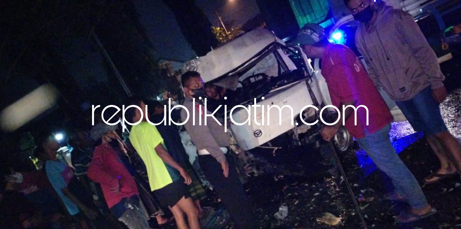 EVAKUASI - Sejumlah petugas dan warga mengevakuasi dua penumpang mobil pikup Grand Max bernopol S 9151 NG yang terguling dan hancur saat kecelakaan tunggal di JL Raya Ponokawan, Kecamatan Krian, Sidoarjo, Rabu (25/08/2021) dini hari.