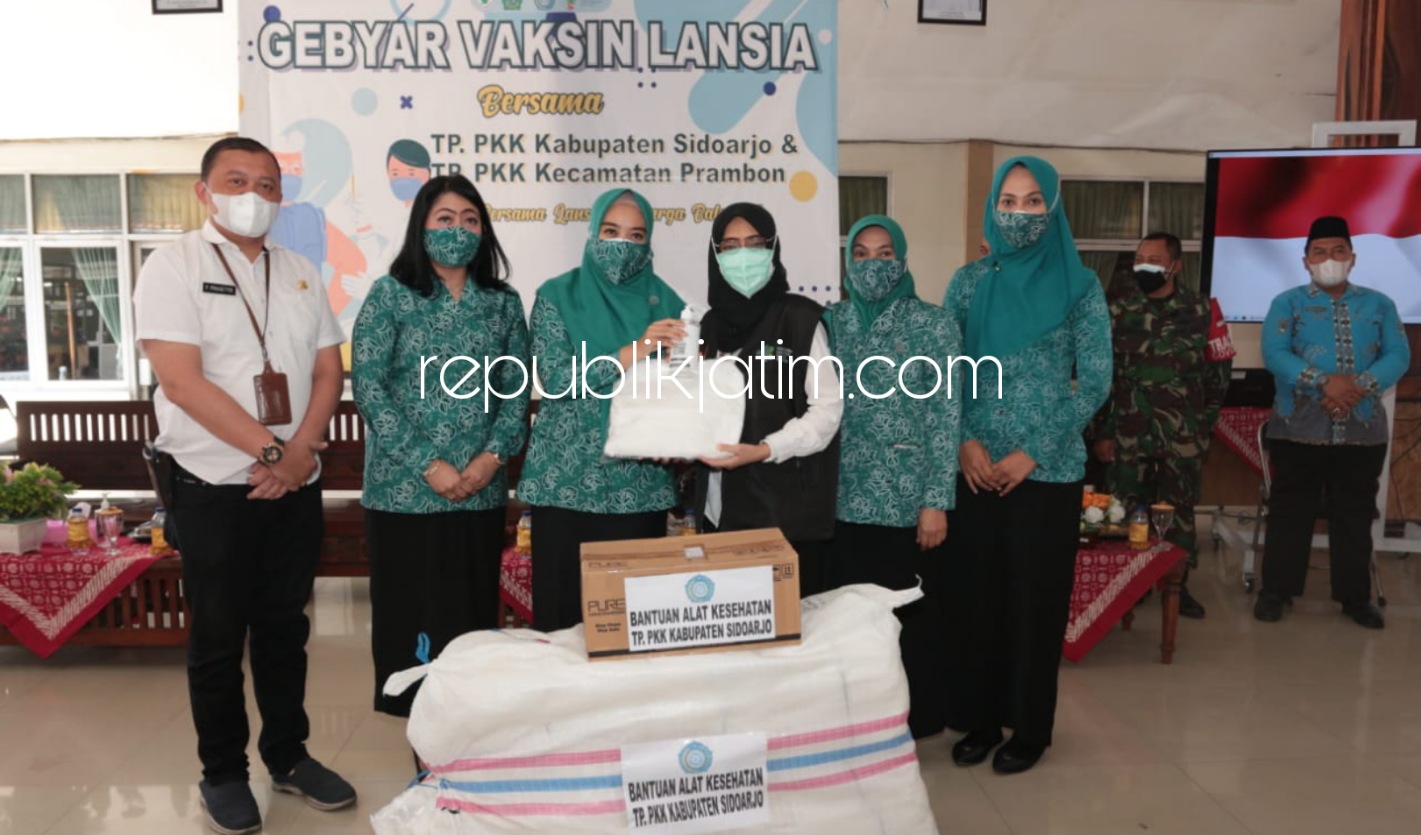 SERAHKAN - Istri Bupati Sidoarjo, Ny Sa'adah Ahmad Muhdlor Ali meninjau vaksinasi Covid-19 warga sekaligus menyerahkan bantuan alat kesehatan (Alkes) ke Puskesmas Prambon saat Gebyar Vaksinasi Lansia di Kantor Kecamatan Prambon, Rabu (25/08/2021).
